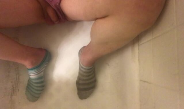 pee ???? in bathtub ???? late April part 1