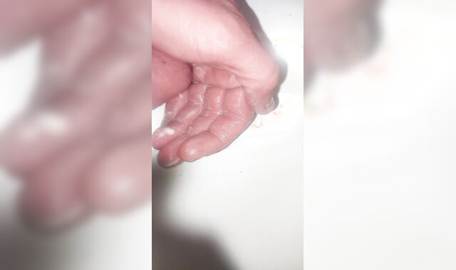 Goldenshower in the Hand