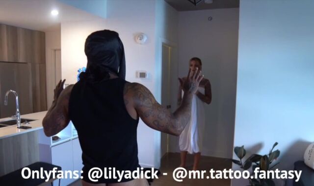 Grosse surprise lors quand je me douche @lilyadick @me.tattoo.desire